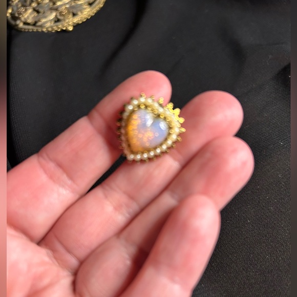 VTG Beautiful Fake seed pearl and Opal Heart screw back earrings. - Picture 9 of 9